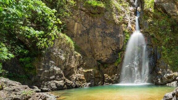 热带森林深处的瀑布溪流宁静的景象时间流逝的视频