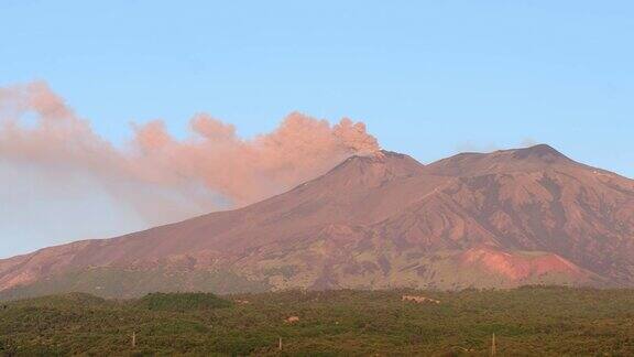 西西里岛的埃特纳火山在日出时喷发