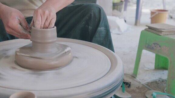 特写在工作室里使用陶轮的女人可持续性的生活方式