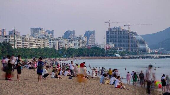 日落光三亚拥挤的海滩海岸线全景4k时间推移海南岛中国