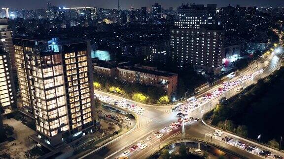 晚上在现代城市的十字路口