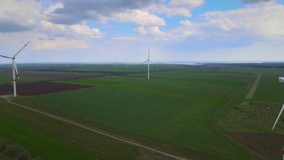 为可持续发展生产清洁可再生能源的风电场替代能源大型风力涡轮机的叶片在现场鸟瞰图
