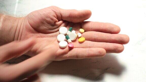 不同的药片放在一个人的手掌上