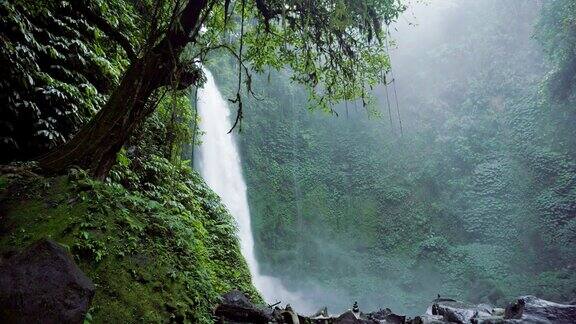 印尼巴厘岛NungNung瀑布水流湍急热带森林和瀑布