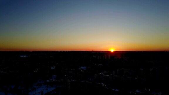 冬天的日落在城市上空的夜晚黑暗无人机拍摄视频