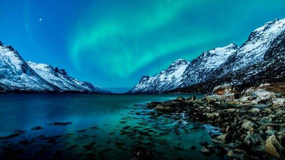 挪威海上的北极光(北极光)