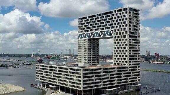 由Drone拍摄的荷兰阿姆斯特丹现代建筑阿姆斯特尔河畔