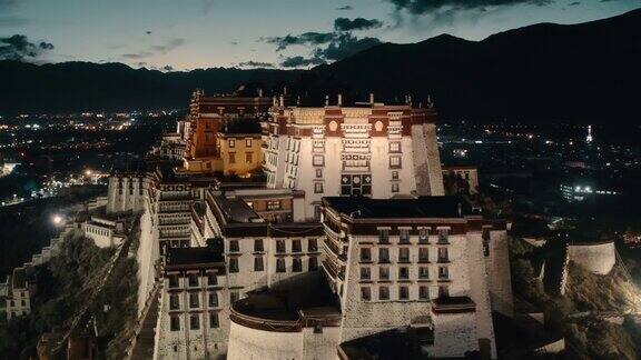 鸟瞰日落时的布达拉宫西藏中国