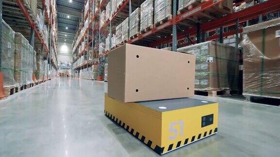 机器人运输机正在仓库里搬运一个箱子