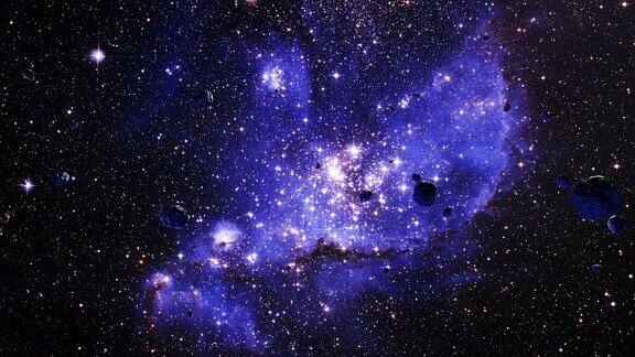 银河系太空飞行探索太空岩石场景在小麦哲伦星云星系的4K循环动画飞行通过发光的星云云和恒星场