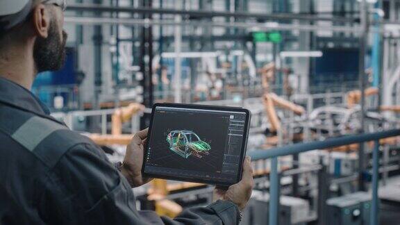 汽车工厂工程师在工作制服平板电脑与数字3DCAD车辆蓝图男汽车工业生产设备专家从事汽车生产
