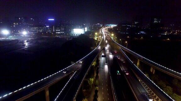 在现代城市的中城的道路交汇处的夜晚