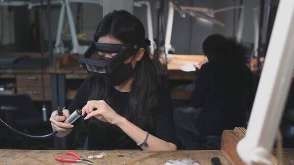 亚洲韩国女学生准备工具设置缝纫珠宝与放大镜在大学工作台上