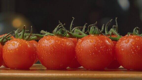新鲜的西红柿和水滴