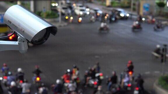 闭路电视监控摄像头控制着十字路口的交通灯