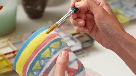 4K亚洲妇女喜欢在陶器作坊工作室画自制的陶瓷马克杯