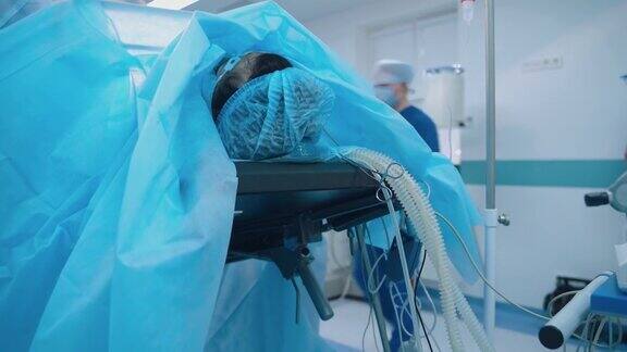在外科手术中医疗队在医院手术室进行手术使用手术器械