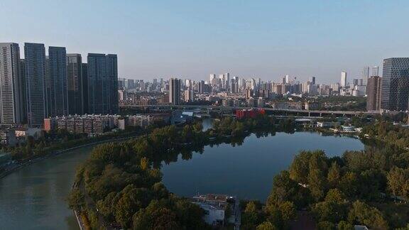 空中成都城景的东湖公园城市倒影在湖上美丽的中国城市景观