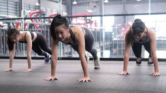 亚洲年轻女性运动团体训练做一起表演登山姿势锻炼俱乐部活动训练在健身馆健康健美运动员建造者肌肉生活方式