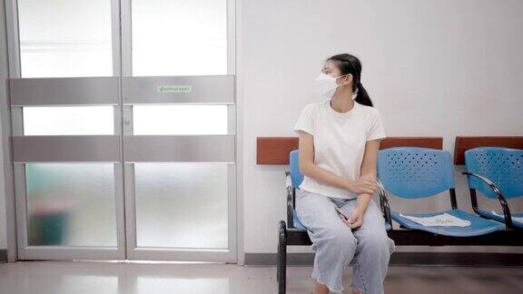 焦急地等待在医院的手术室前