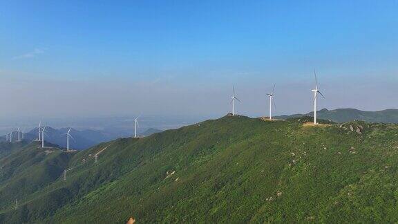 山上风力发电的航拍照片