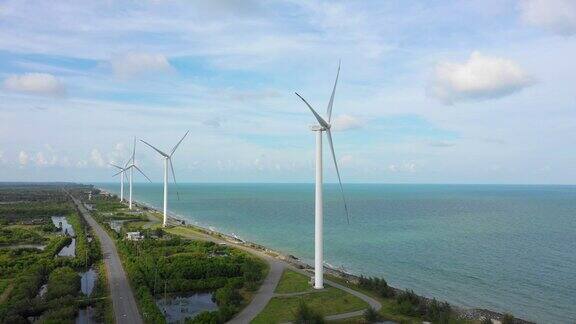 海滩附近风力涡轮机的航拍照片