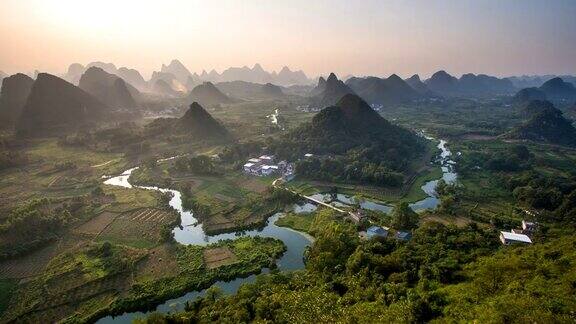 桂林日落景观漓江和喀斯特山脉称为翠屏或五指山位于广西中国