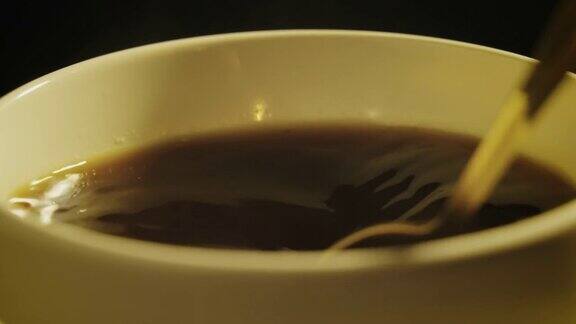 慢动作搅拌咖啡杯