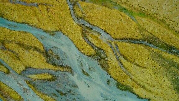 山上蓝色河流的鸟瞰图