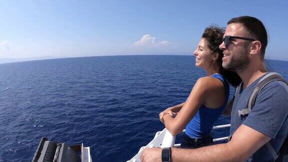 在希腊扎金索斯一对情侣在渡船上享受暑假