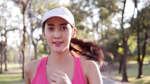 亚洲美女在阳光城市公园跑步户外运动健康的生活方式慢动作镜头