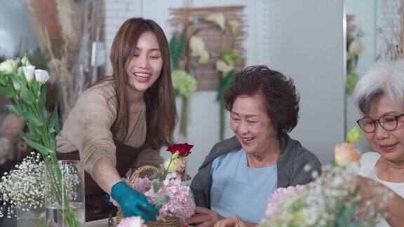 亚洲华人高级妇女学习插花从女花店花店