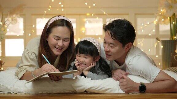 快乐的亚洲家庭在家里一起玩耍