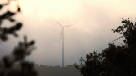 雾蒙蒙的日出中的风力涡轮机纳瓦拉(西班牙)