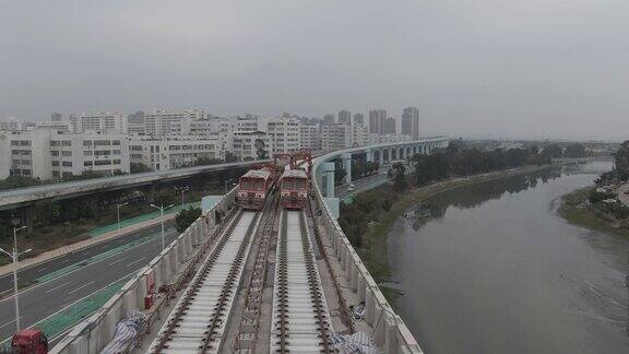 雾霾中修建的铁路线