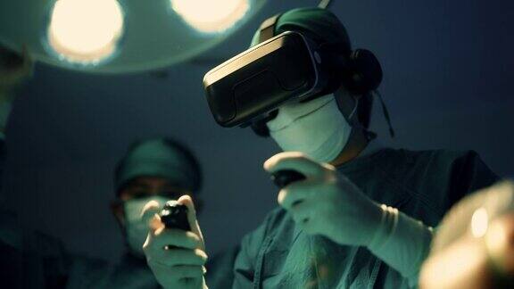 专业的外科医生使用虚拟现实技术使手术顺利进行