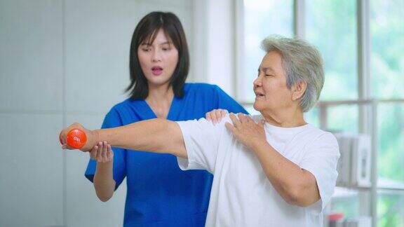 美丽的亚洲护士在医院照顾老年妇女锻炼