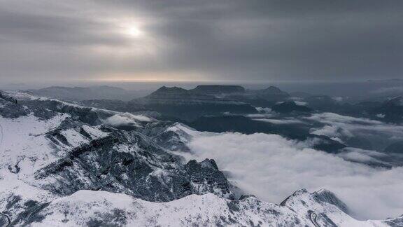 日出在雪后的山顶