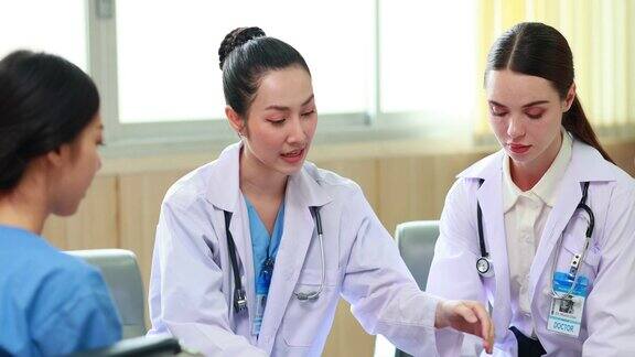 白人女医生和坐在轮椅上的亚洲女病人在医院交谈医院医疗保健和医药理念