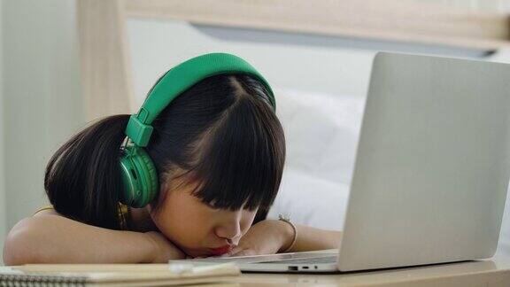 亚洲小女孩在家里学习在线课程