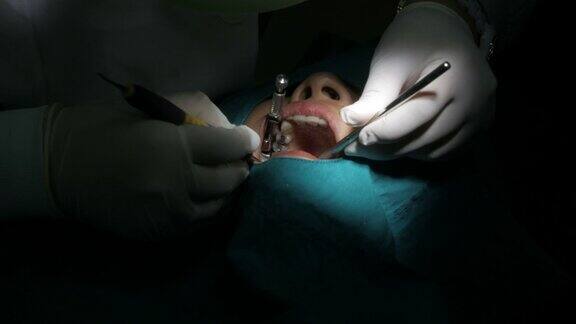 牙医为女牙医治疗牙齿