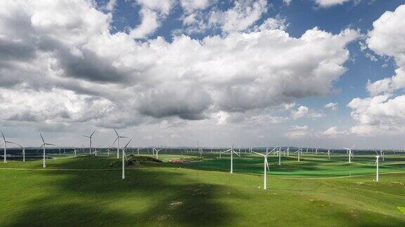 鸟瞰图草原上的风力涡轮机农场