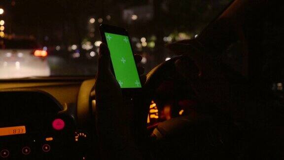 城市生活方式:在汽车上使用智能手机