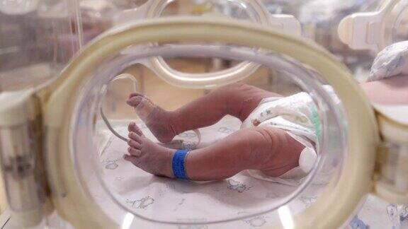 CU:婴儿婴儿的脚与医疗设备一起移动