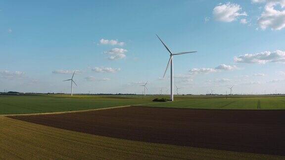 航拍:日落的风力涡轮机农场风车鸟瞰图替代能源风力涡轮机