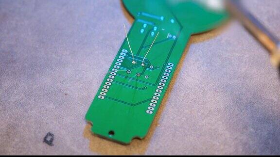 工程师焊接印刷电路板拍摄细节