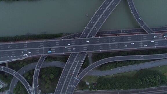 无人机的高速公路多层次交叉道路与移动的汽车在日落汽车在多层路口行驶是城市苏州城市中国