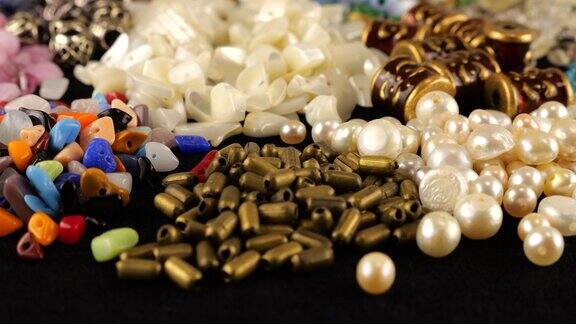 由金绿宝石、cymopine、猫眼、天然珍珠母、彩色玻璃、水钻、烟熏石英、石英、绿松石、天然珍珠、金属、陶瓷和铜制成的黑天鹅绒珠子