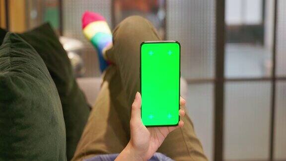 女人用绿屏手机