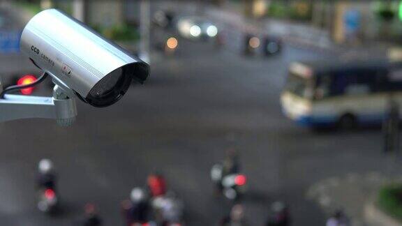 闭路电视监控摄像头控制着十字路口的交通灯